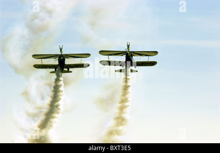 Deux biplans stunt avec deux balades des cascadeurs (filles) à un meeting aérien. Banque D'Images