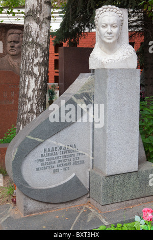 La tombe du maître de ballet russe soviétique Nadezhda Nadezhdina (1908-1979) au cimetière de Novodievitchi Moscou, Russie Banque D'Images