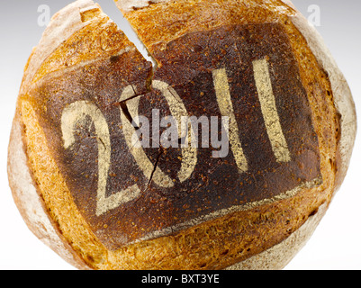 Close up of round miche de pain saupoudrés de l'année 2011 Banque D'Images