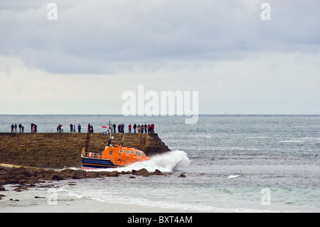 Les gens qui suivent le lancement de la RNLI lifeboat City de Londres III à Sennen à Cornwall. Banque D'Images