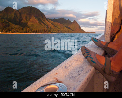 Dix doigts chaussures et voir de Hanalei beach et les montagnes prises à partir d'un bateau dans la lumière du matin, de la rive nord de Kauai Banque D'Images