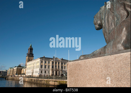 Göteborg, Suède. Une statue d'un lion de mer donne sur l'Hamnkanalen ou Stora Stora Hamn canal dans le centre-ville. Banque D'Images