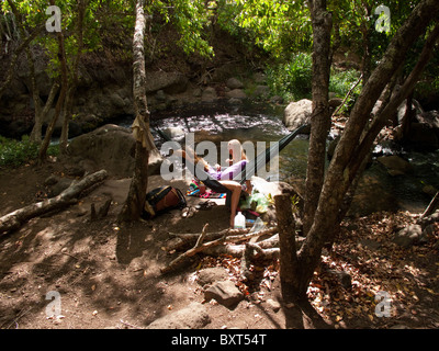 Deux femmes de détente à un camping en Vallée Kalalau, côte de Na Pali, Kauai Banque D'Images