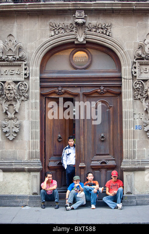 Les jeunes mexicains d'une porte en Centro, Mexico City, Mexique Banque D'Images