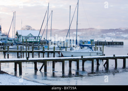 Le lac Windermere dans le Lake District au lever du soleil au cours de la vague de froid de décembre 2010, avec des températures inférieures à moins 10. Banque D'Images