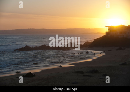 Coucher du soleil sur la plage de Keurboomstrand sur la Garden Route près de Plettenberg Bay, Western Cape, Afrique du Sud Banque D'Images