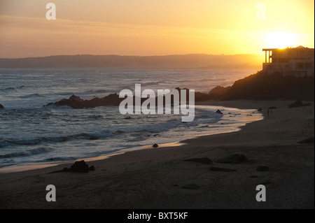 Coucher du soleil sur la plage de Keurboomstrand sur la Garden Route près de Plettenberg Bay, Western Cape, Afrique du Sud Banque D'Images