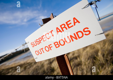 Signes sur plage sur East Falkland Avertissement de dangers de mines non explosées et les champs de mine Banque D'Images