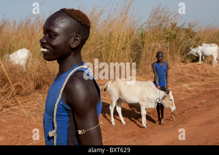 MUNDRI EST DU COMTÉ, DANS LE SUD DU SOUDAN, Décembre 2010 : des éleveurs de la tribu Mundri faire paître leur bétail. Banque D'Images