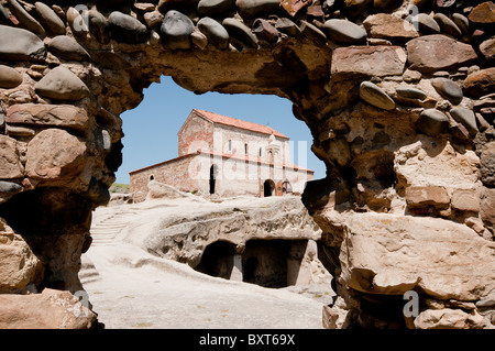 Vue de l'église de l'intermédiaire d'un passage voûté dans rock Uplistsikhe, Géorgie Banque D'Images