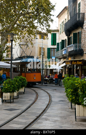 Le tram passe entre Sóller et le Port de Sóller dans la zone nord-ouest de Majorque. Banque D'Images