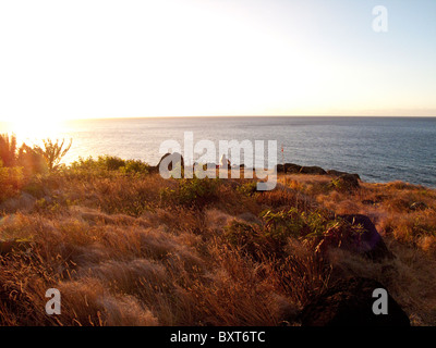 Près d'une femme, ancienne ou heiau Hawaiian site du temple, donnant sur l'océan au-dessus de Kalalau beach, côte de Na Pali, Kauai Banque D'Images