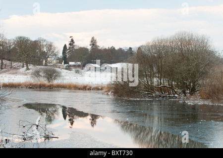 La rivière dans le lac Windermere presque totalement gelés pendant la vague de froid de décembre 2010. Banque D'Images