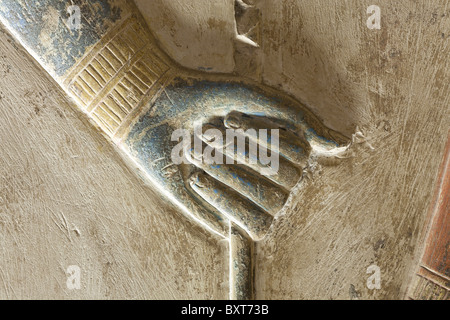 Close up de soulagement de la main qui tient le personnel au sein du Temple de Seti I à Abydos, ancienne Abdju, vallée du Nil Egypte Banque D'Images