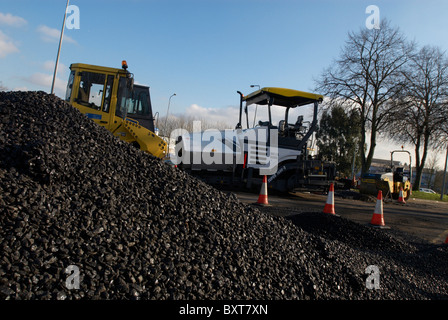 Pile de travaux routiers au cours d'asphalte Banque D'Images