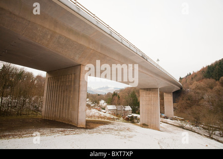 Un pont en béton portant la A66 la route sur une gorge près de Keswick, Lake District, UK. Banque D'Images