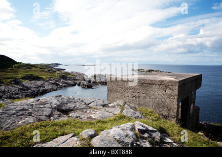 Vue sur l'Atlantique depuis Rubha nan Sasan, Loch Ewe : batterie de défense côtière d'urgence.Écosse, Royaume-Uni. Banque D'Images