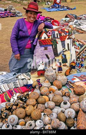 Les Indiens Quechua femme vendant artisanat, Chinchero, Pérou Banque D'Images