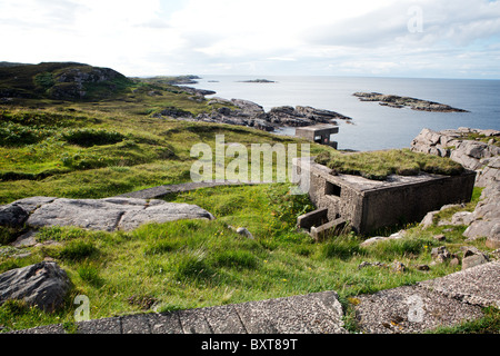 Vue sur l'Atlantique depuis Rubha nan Sasan, Loch Ewe : batterie de défense côtière d'urgence.Écosse, Royaume-Uni. Banque D'Images