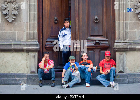 Les jeunes mexicains d'une porte, la ville de Mexico, Mexique Banque D'Images