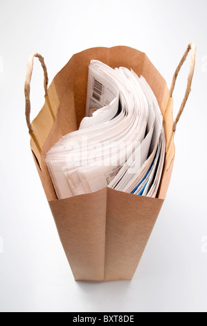 Les journaux dans un sac pour le recyclage Banque D'Images