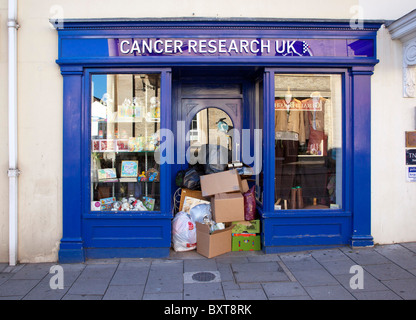 Cancer Research UK en magasin de charité Banque D'Images