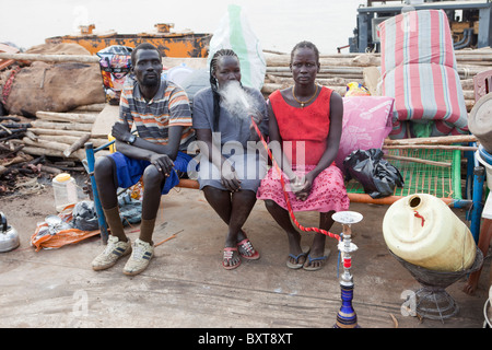 Port de Juba : grand river barges cargo sont amarrés au quai. Certains portent également le retour des provinces du sud à s'inscrire dans l'organisation d'un référendum Banque D'Images