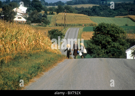 Les enfants Amish accueil marche de l'école, comté de Lancaster, Pennsylvania, United States Banque D'Images