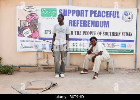 JUBA, Soudan du Sud, 8 décembre 2010 : Référendum poster sur un coin de rue dans le centre ville de Juba. Banque D'Images