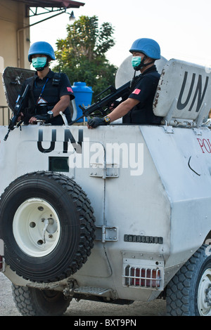 Un véhicule de l'ONU et les soldats offrent une protection à un organisme d'aide humanitaire la distribution de nourriture en Haïti. Banque D'Images