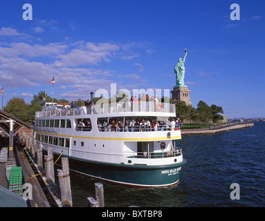 Miss Ellis Island ferry au monument national de la Statue de la liberté, Liberty Island, New York, New York State, États-Unis d'Amérique Banque D'Images