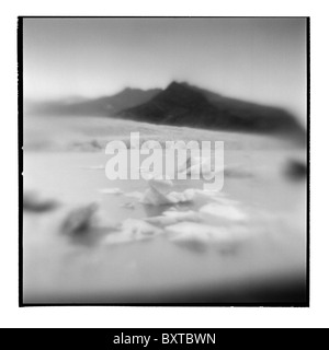 L'Islande, le parc national de Skaftafell, floue image en noir et blanc d'icebergs du Glacier de Vatnajokull dans Fjarllson Lake Banque D'Images