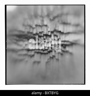 L'Islande, le parc national de Skaftafell, floue image en noir et blanc des colonnes de basalte et Cascade Svartifoss Banque D'Images