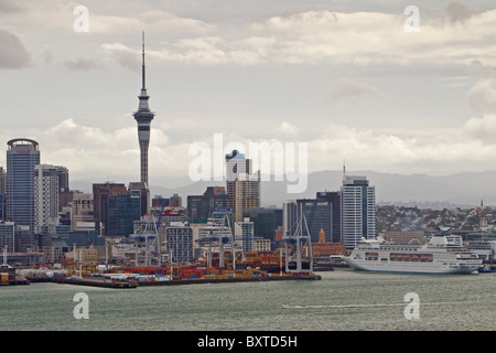 P & O Cruises dernière voiture superliner à, Pacific Pearl, la fait sortir de Queens Wharf dans le port de Waitemata pour son premier cruise Banque D'Images