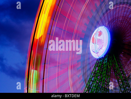 Image abstraite de la filature grande roue à fête foraine. Banque D'Images