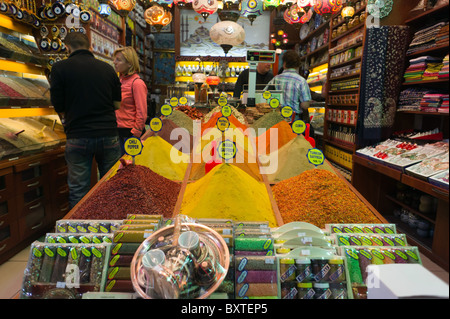 Safran, piment et autres épices en vente sur le marché aux épices, Istanbul, Turquie. Banque D'Images