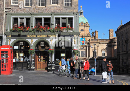 Édimbourg, Automne, Lawnmarket, le Royal Mile, Deacon Brodie's Tavern Banque D'Images