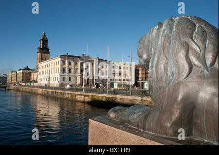 Göteborg, Suède. Une statue d'un lion de mer donne sur l'Hamnkanalen ou Stora Stora Hamn canal dans le centre-ville. Banque D'Images