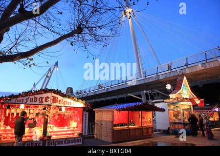 Londres, South Bank, Cologne Marché de Noël, sous le pont piétonnier Hungerford Banque D'Images