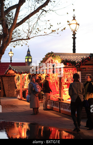 Londres, South Bank, Marché de Noël de Cologne, Big Ben à distance Banque D'Images