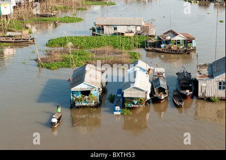 Des maisons flottantes sur la rivière Hau Giang (rivière Bassac), delta du Mékong, Chau Doc, Vietnam Banque D'Images