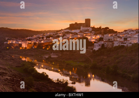 Le Portugal, l'Alentejo, MÈrtola château et ville au crépuscule Banque D'Images