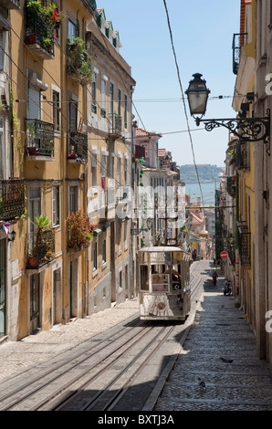 Portugal Lisbonne, le Bairro Alto, le Funiculaire Elevador da Bica Banque D'Images