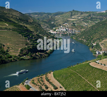 Portugal La Vallée du Douro à Pinhao avec les bateaux de croisière touristique sur la rivière Banque D'Images