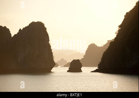 Les affleurements de calcaire et de dolomite dans la baie d'Halong, Vietnam Banque D'Images