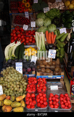 Les fruits et légumes frais de la ferme affiche dans une boutique du marché Banque D'Images