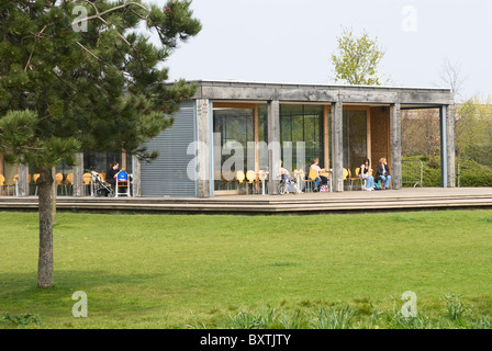 Café à Thames Barrier Park East London UK Banque D'Images