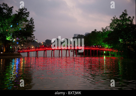 Huc ou Sunbeam Pont sur le lac Hoan Kiem, Hanoi, Vietnam Banque D'Images