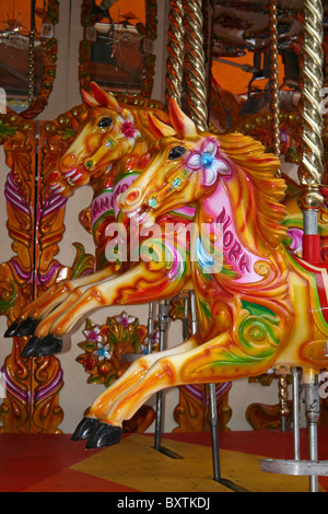 Peint en couleur sur un carrousel de foire Chevaux Ride, pris à Liverpool, Royaume-Uni Banque D'Images