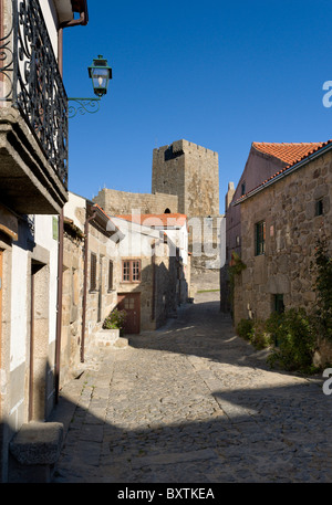 Le Portugal, la Beira Alta, Linhares Street, le château en arrière-plan Banque D'Images